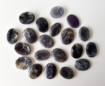 Iolite Worry Stone pour la guérison des cristaux (Pocket Palm Stone / Thumb Stone)