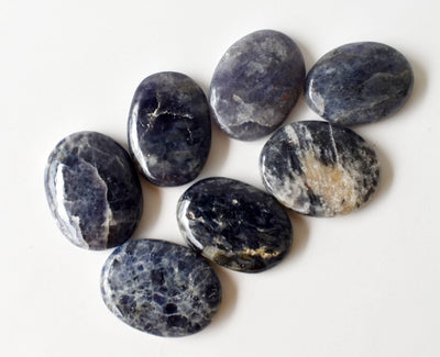 Iolite Worry Stone pour la guérison des cristaux (Pocket Palm Stone / Thumb Stone)