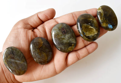 Labradorite Worry Stone pour la guérison des cristaux (Pocket Palm Stone / Thumb Stone)