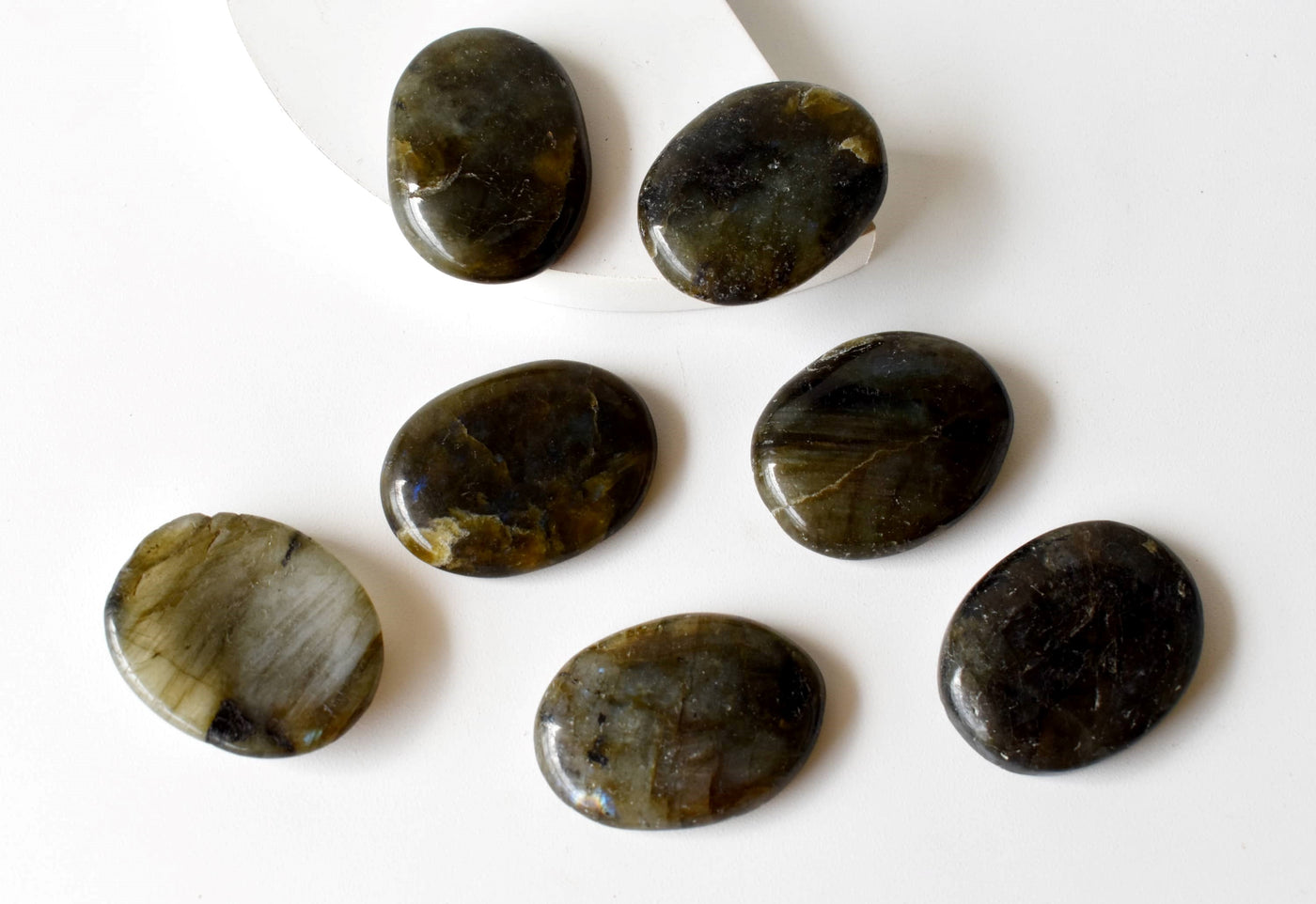 Labradorite Worry Stone pour la guérison des cristaux (Pocket Palm Stone / Thumb Stone)