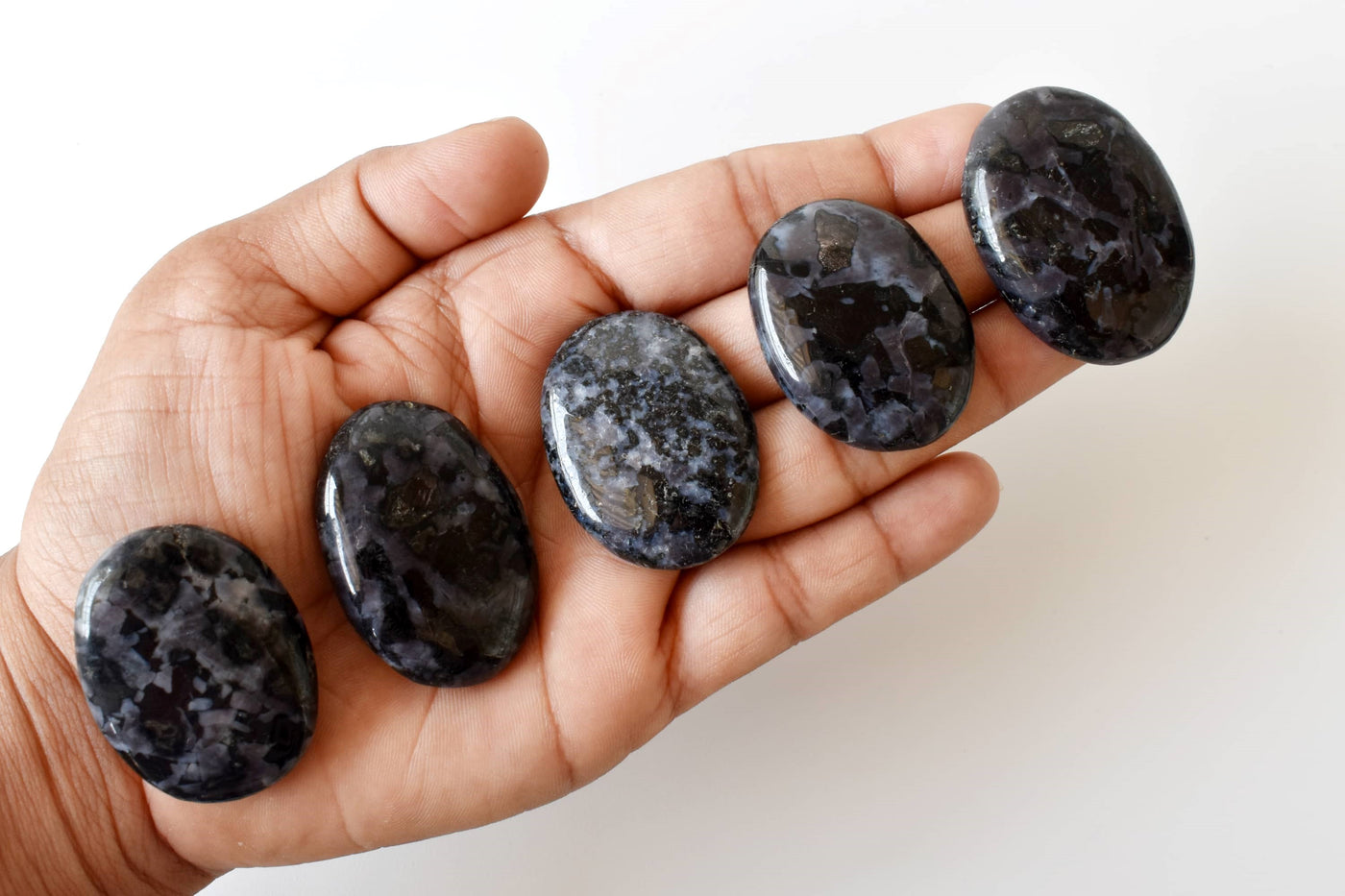Larkavite Worry Stone pour la guérison des cristaux (Pocket Palm Stone / Thumb Stone)