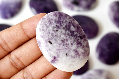 Lepidolite Worry Stone pour la guérison des cristaux (Pocket Palm Stone / Thumb Stone)