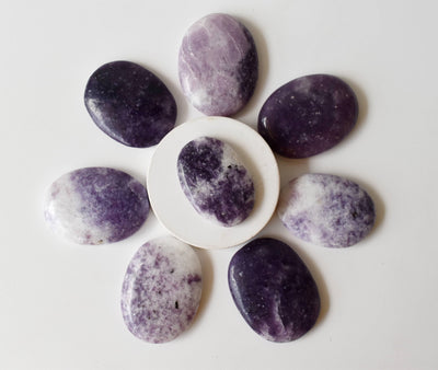 Lepidolite Worry Stone pour la guérison des cristaux (Pocket Palm Stone / Thumb Stone)
