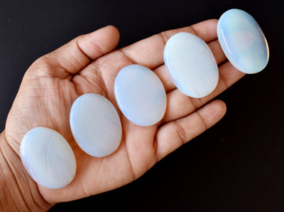 Opal Worry Stone pour la guérison des cristaux (Pocket Palm Stone / Thumb Stone)