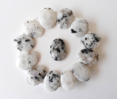 Pierre de lune arc-en-ciel Worry Stone pour la guérison des cristaux (Pocket Palm Stone / Thumb Stone)