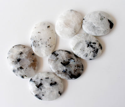 Pierre de lune arc-en-ciel Worry Stone pour la guérison des cristaux (Pocket Palm Stone / Thumb Stone)