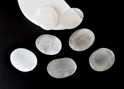 Pierre de souci de sélénite pour la guérison des cristaux (Pocket Palm Stone / Thumb Stone)