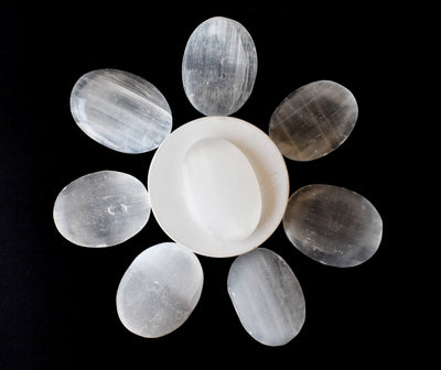 Pierre de souci de sélénite pour la guérison des cristaux (Pocket Palm Stone / Thumb Stone)