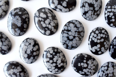 Snowflake Obsidian Worry Stone pour la guérison des cristaux (Pocket Palm Stone / Thumb Stone)