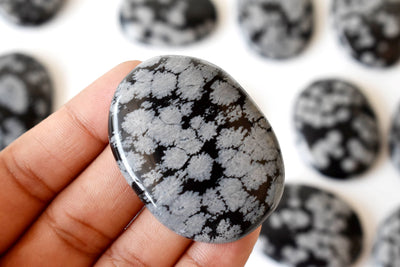 Snowflake Obsidian Worry Stone pour la guérison des cristaux (Pocket Palm Stone / Thumb Stone)