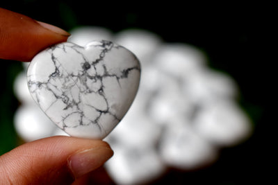 Howlite Heart Crystal, Puffy Mini Cœur en cristal de poche de 1 pouce