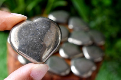 Cristal de coeur de pyrite, mini coeur de cristal de poche gonflé de 1 pouce