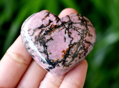 Cristal de coeur de rhodonite poli, coeur de poche de 2 pouces Grand coeur de cristal gonflé