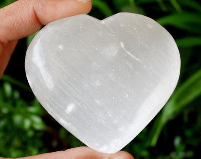 Cristal de coeur de sélénite poli, coeur de poche de 2 pouces Grand coeur de cristal gonflé