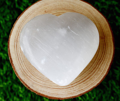 Cristal de coeur de sélénite poli, coeur de poche de 2 pouces Grand coeur de cristal gonflé