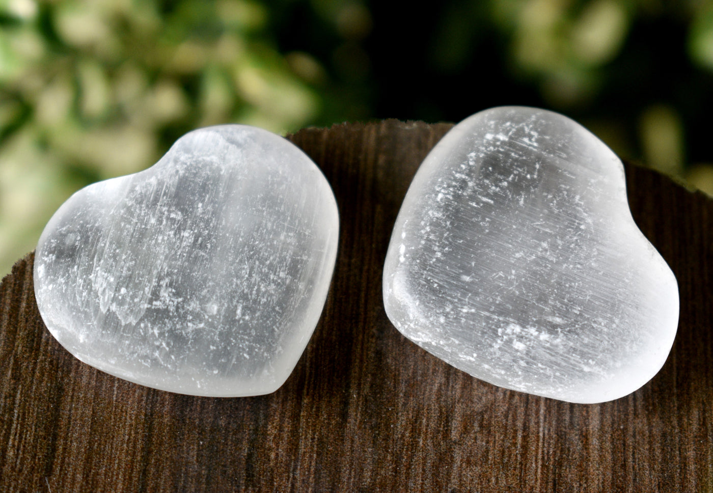 Cristaux de cœur gonflés de sélénite de 1,5 po, petites pierres précieuses de poche polies naturelles, pierre de palmier.