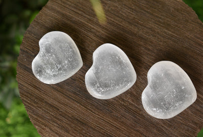 Cristaux de cœur gonflés de sélénite de 1,5 po, petites pierres précieuses de poche polies naturelles, pierre de palmier.