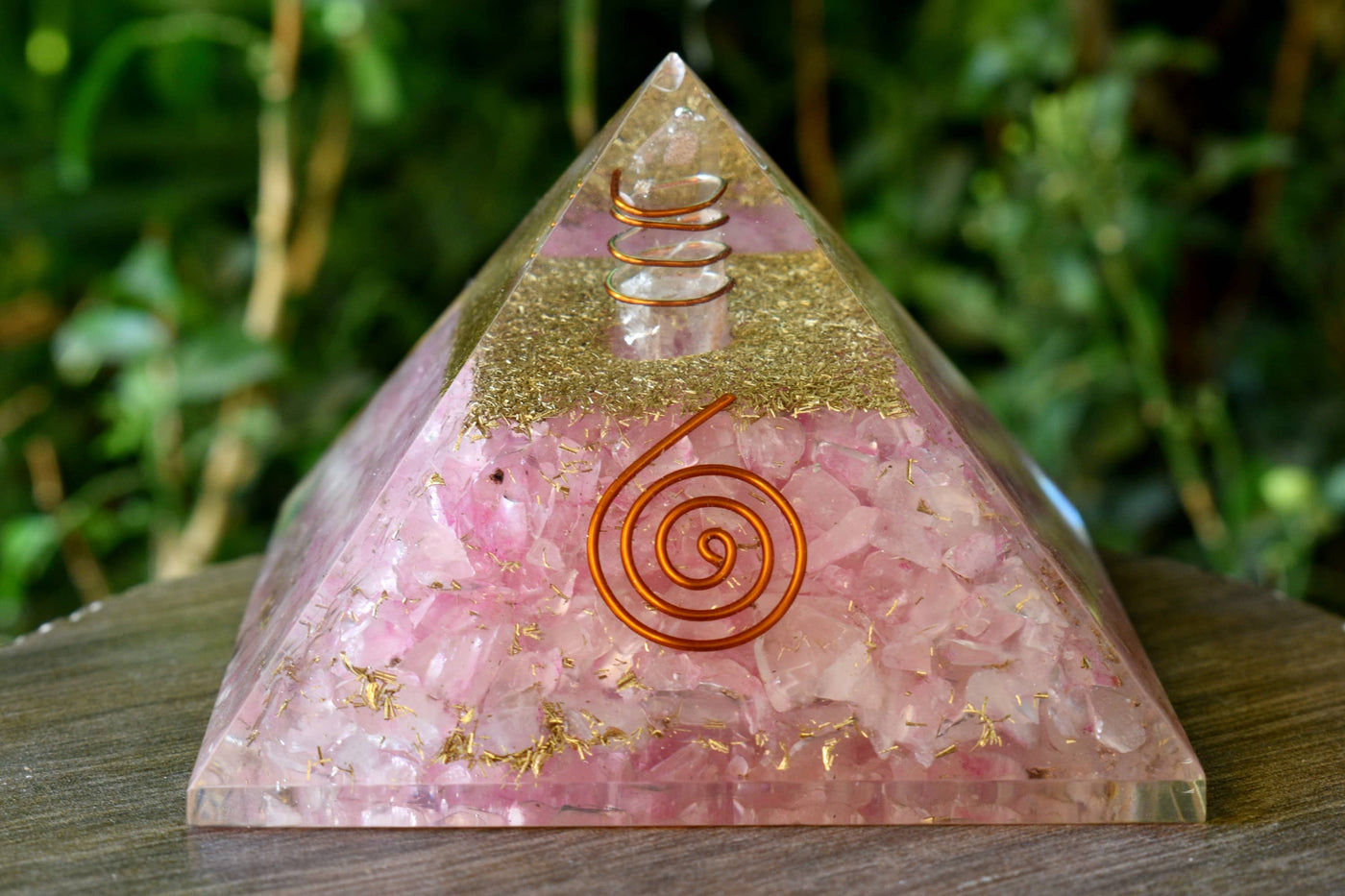 Pyramide d'orgone de quartz rose avec crayon de quartz clair, pyramide d'orgone de cristal.