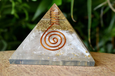 Pyramide d'orgone de sélénite avec crayon de quartz clair, pyramide d'orgone de cristal.