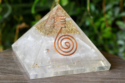 Pyramide d'orgone de sélénite avec crayon de quartz clair, pyramide d'orgone de cristal.
