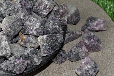 Pierres naturelles brutes de fluorite violette 1 pouce Pierres brutes de fluorite violette, morceaux de cristal brut en taille de paquet 4 oz, 1/2 lb, 1 lb.