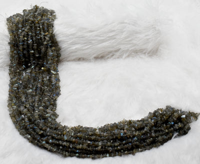 Perles non coupées de labradorite brute, perles de pierre brute en vrac.