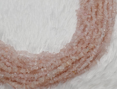 Perles non coupées de quartz rose brut, perles de pierre brute en vrac.